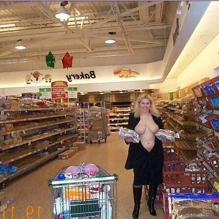 Barby (UK) Goes Shopping 