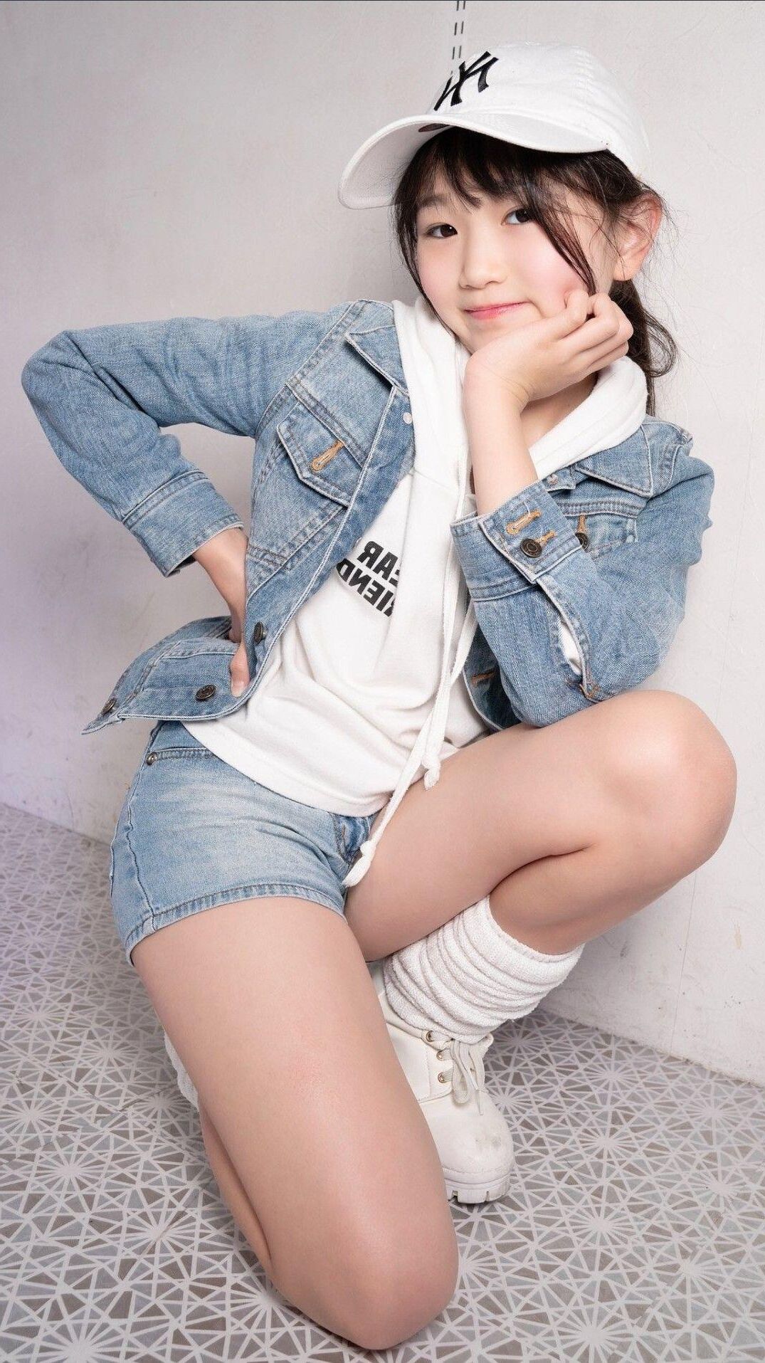 DO ASIAN WOMEN WEAR SOCKS? THE LOOK GREAT IN THEM!