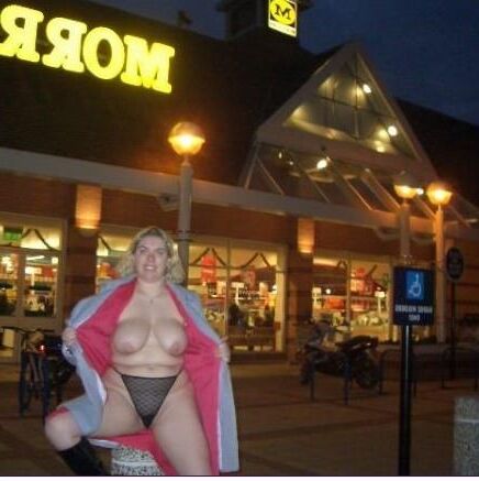 Barby (UK) Goes Shopping 