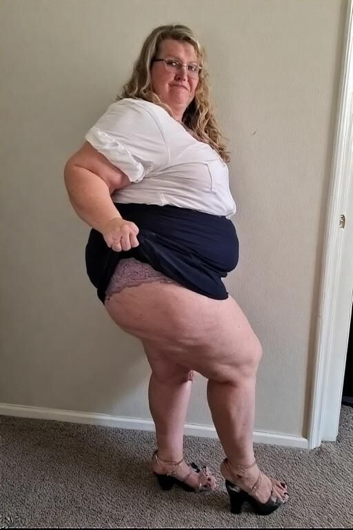 Plus Size Women Lift Their Skirts