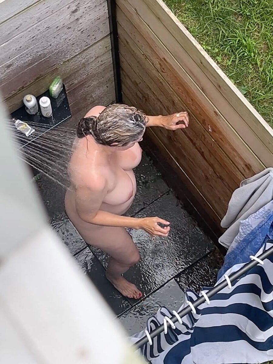 BIG WET SHOWER TITS!!!