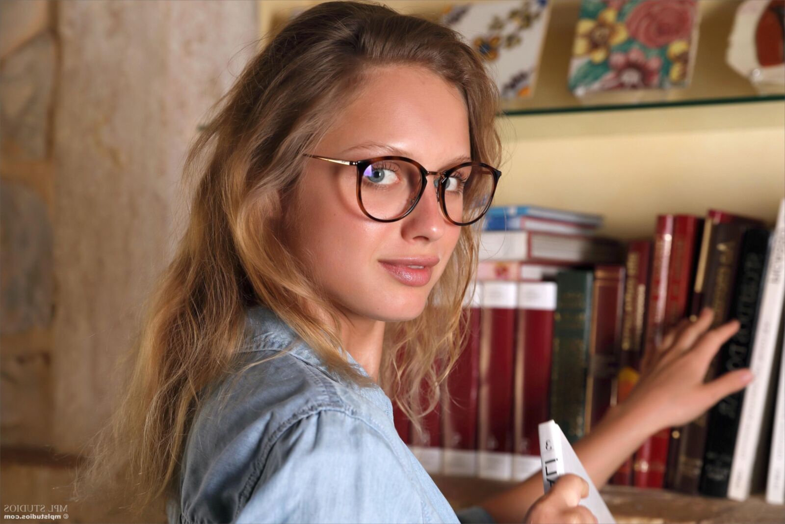 Mplstudios Clarice verspricht in einem Buch