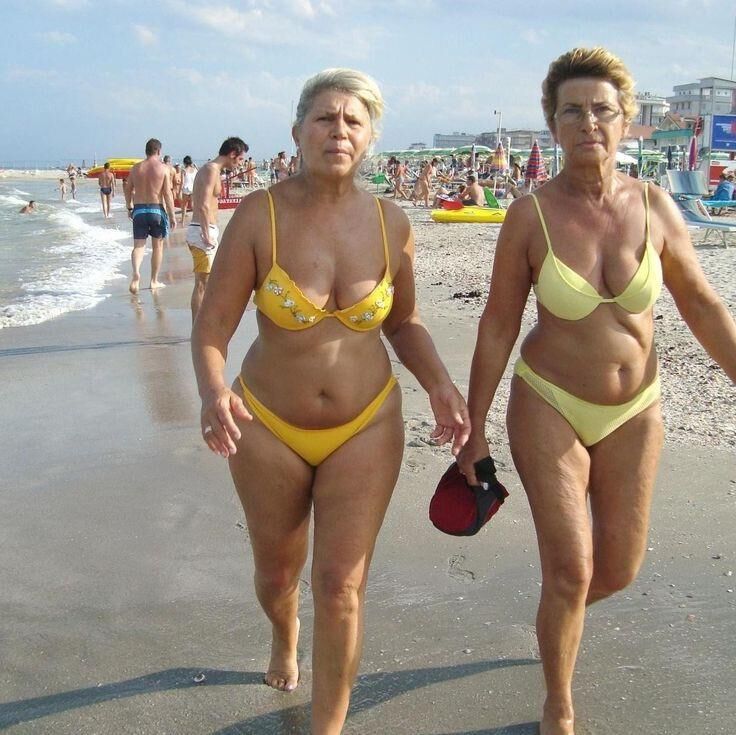 Non Nude Groups and Pairs 
