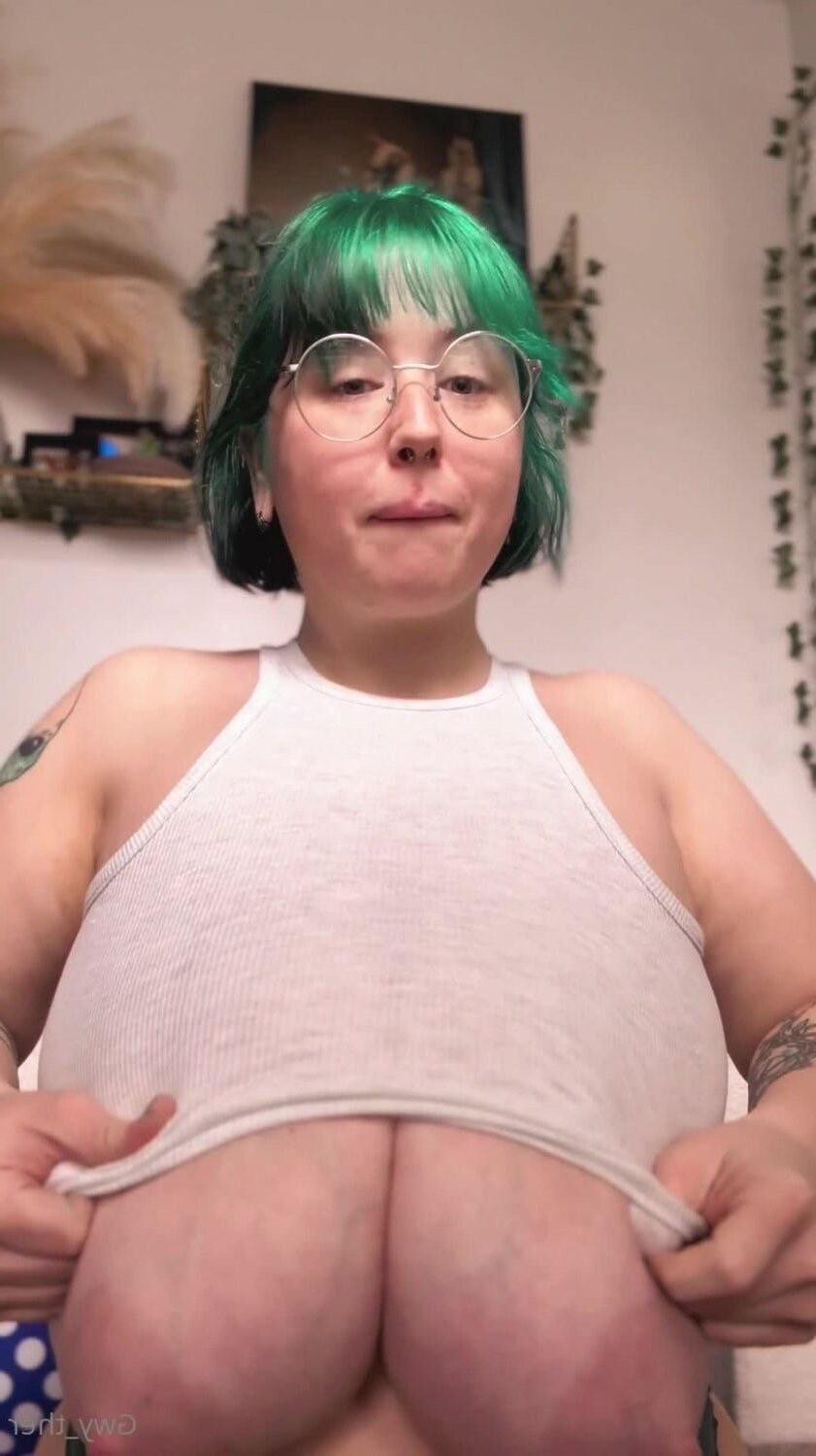 Gwyther Giant Boobs Big Ass BBW Girl with Glasses Mixed Hot Shot