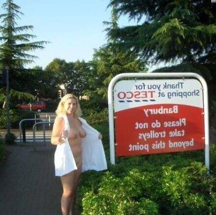 Barby (UK) Goes Shopping 