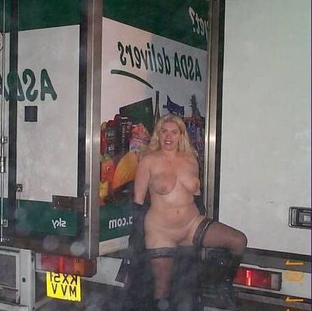 Barby (UK) Goes Shopping 