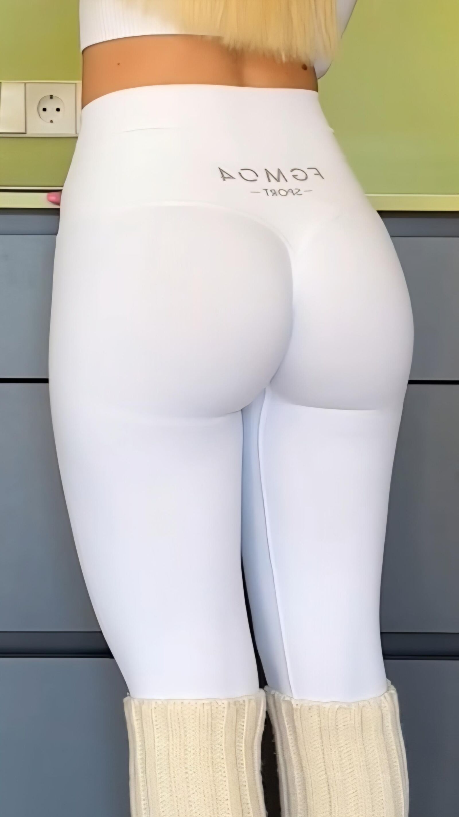 TEEN IN YOGA PANTS 