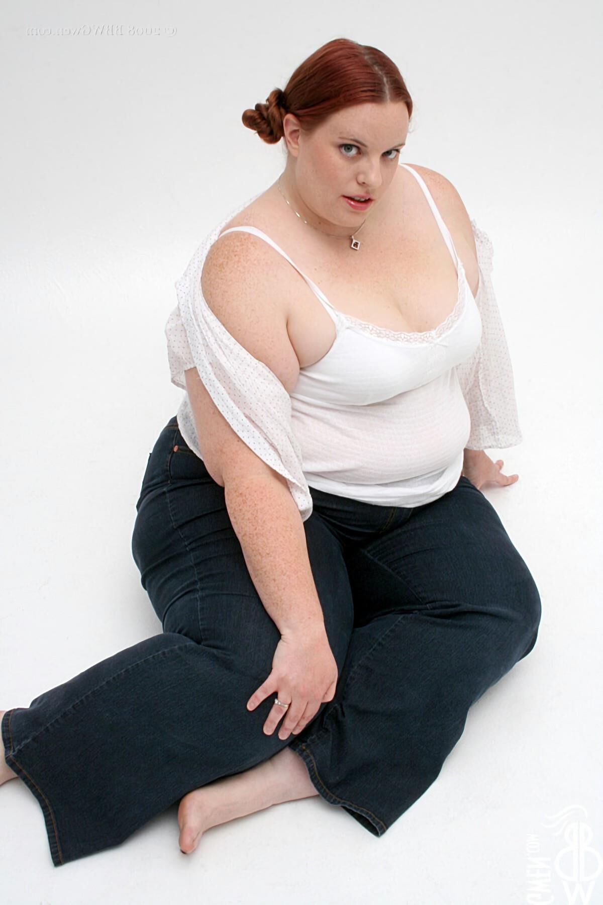 Radieuse Gwen Ssbbw Rousse AVEC des Tout Petits Nichons