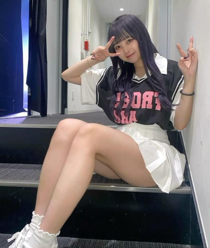 DO ASIAN WOMEN WEAR SOCKS? THE LOOK GREAT IN THEM!