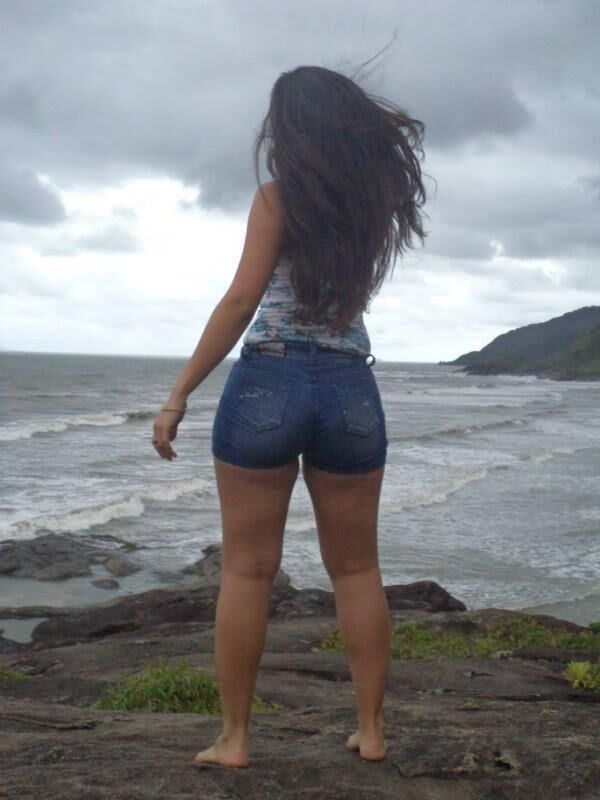 Gostosa peituda, deve dar muito a bunda