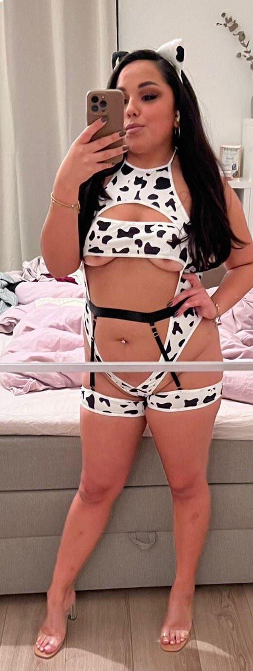 chubby latina wife making selfies for daddy