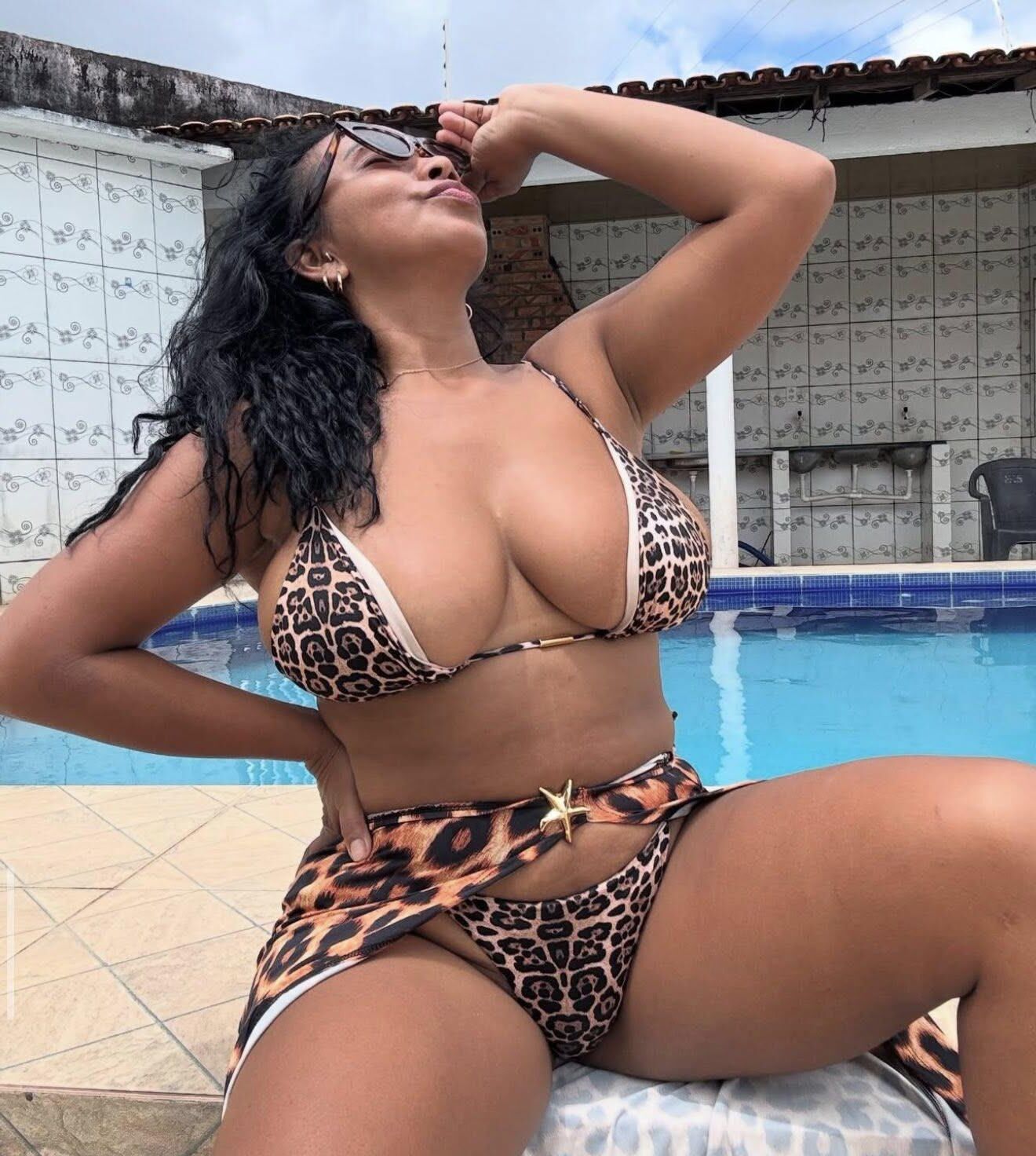 Morena gostosa peituda e rabuda