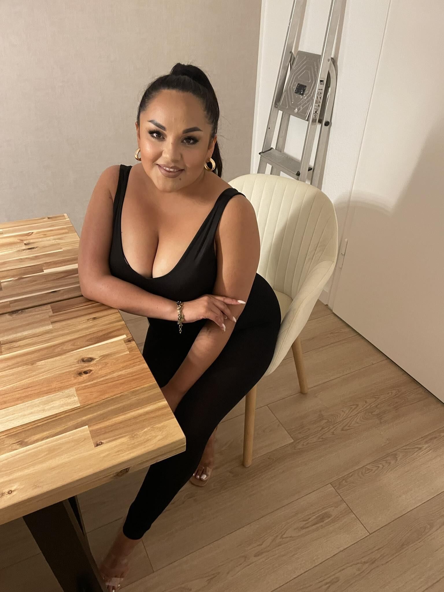 chubby latina wife in leggings and heels