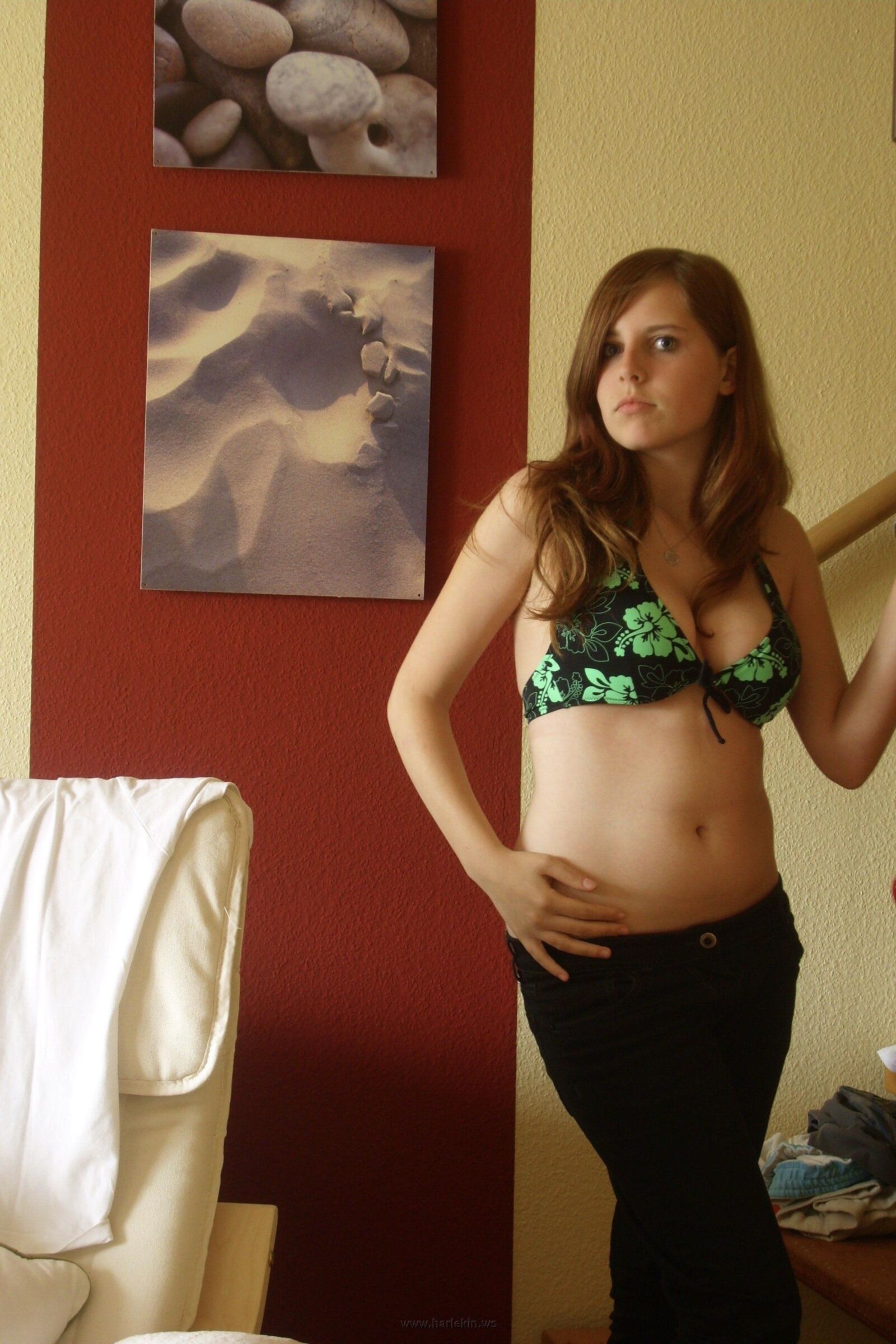 Petite Petasse Exhib Sa Grosse Chatte Et Ses Gros Nichons