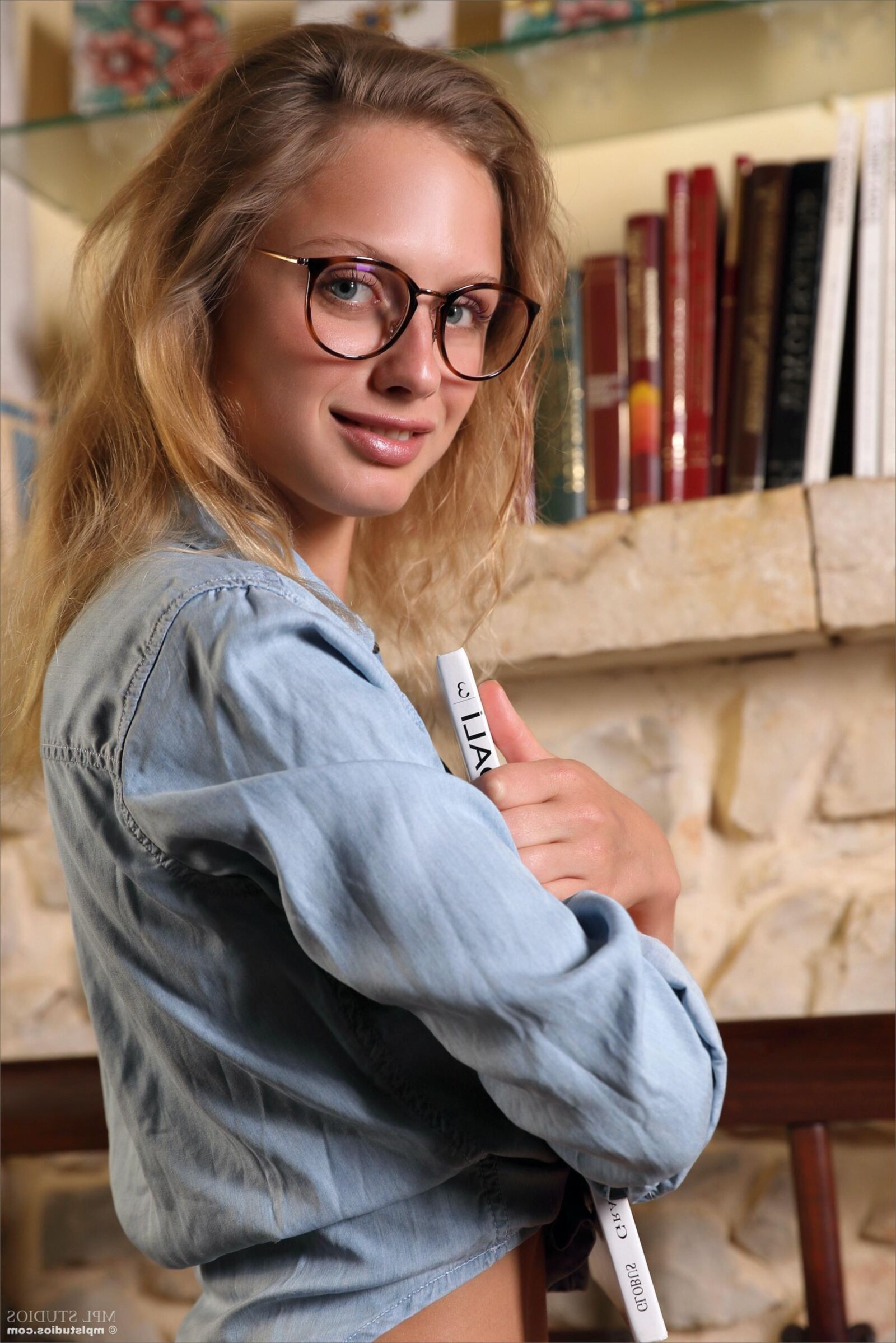 Mplstudios Clarice verspricht in einem Buch