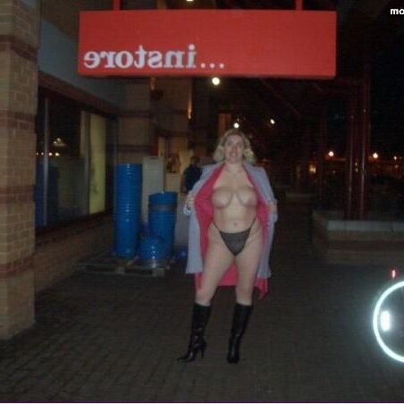 Barby (UK) Goes Shopping 
