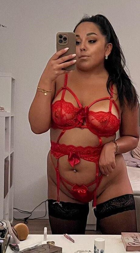 chubby latina wife making selfies for daddy