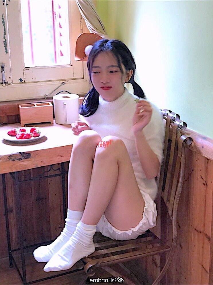 DO ASIAN WOMEN WEAR SOCKS? THE LOOK GREAT IN THEM!