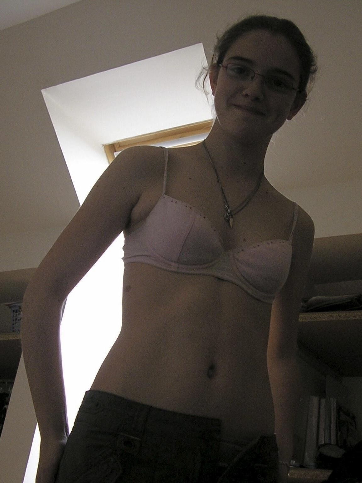 Petite Petasse Poilue Exhibe Sa Grosse Chatte et Ses Mini Nichons