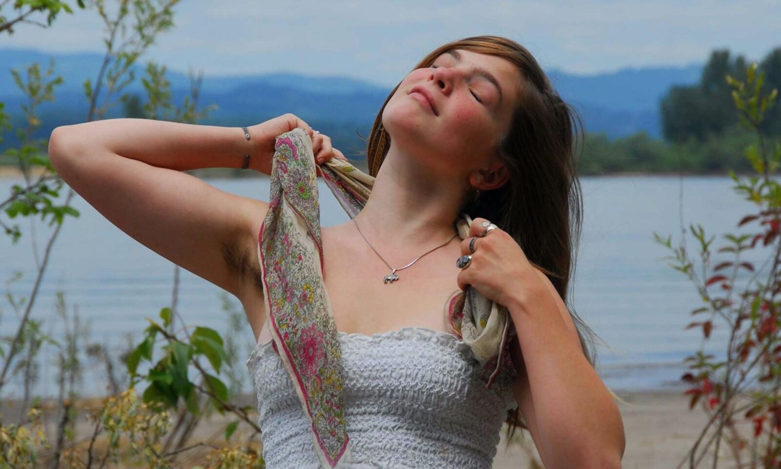 Hippiegoddess Araya Hairy Amateur se quita