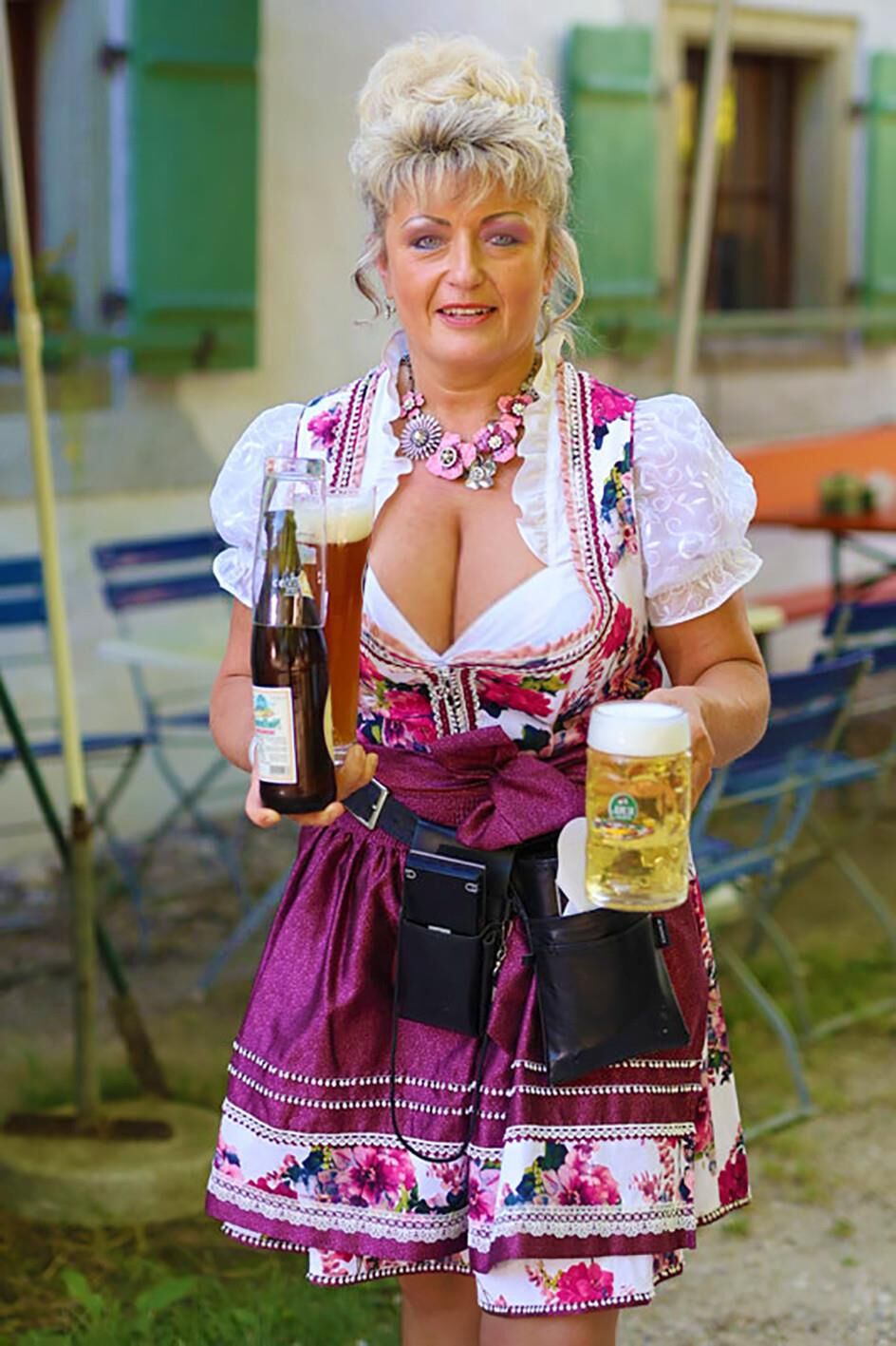Fesche Madln im Dirndl zum Vierhundertacht`n