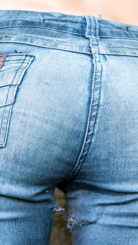 ASSES IN JEANS