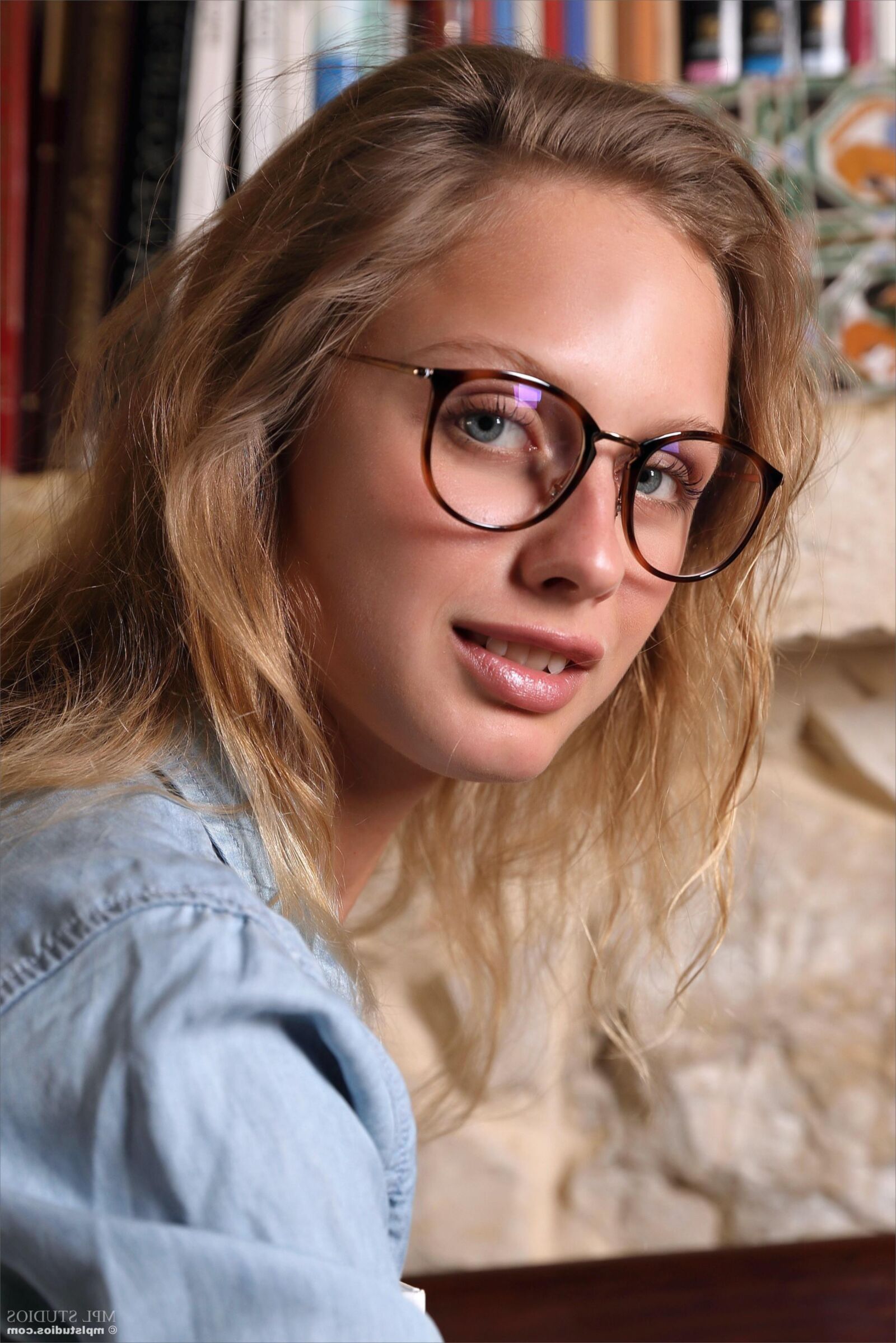 Mplstudios Clarice verspricht in einem Buch