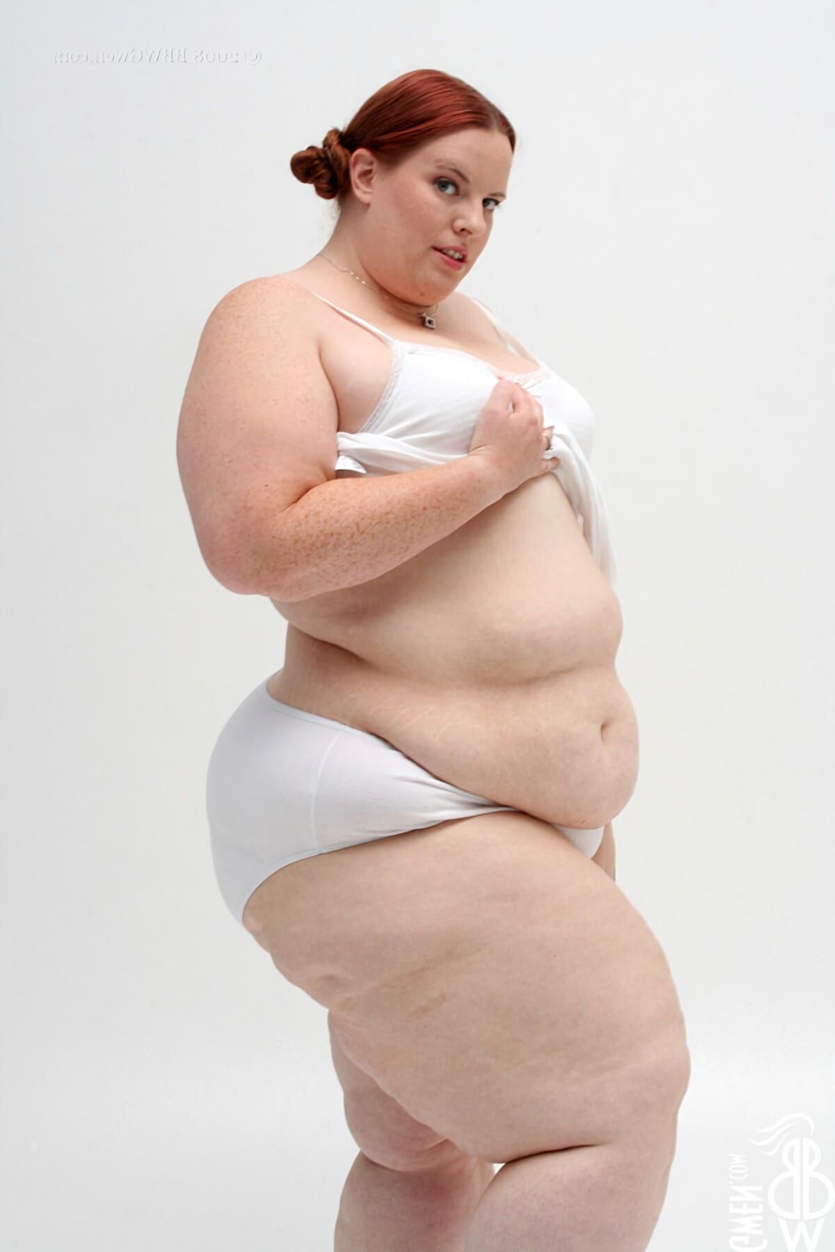 Radieuse Gwen Ssbbw Rousse AVEC des Tout Petits Nichons