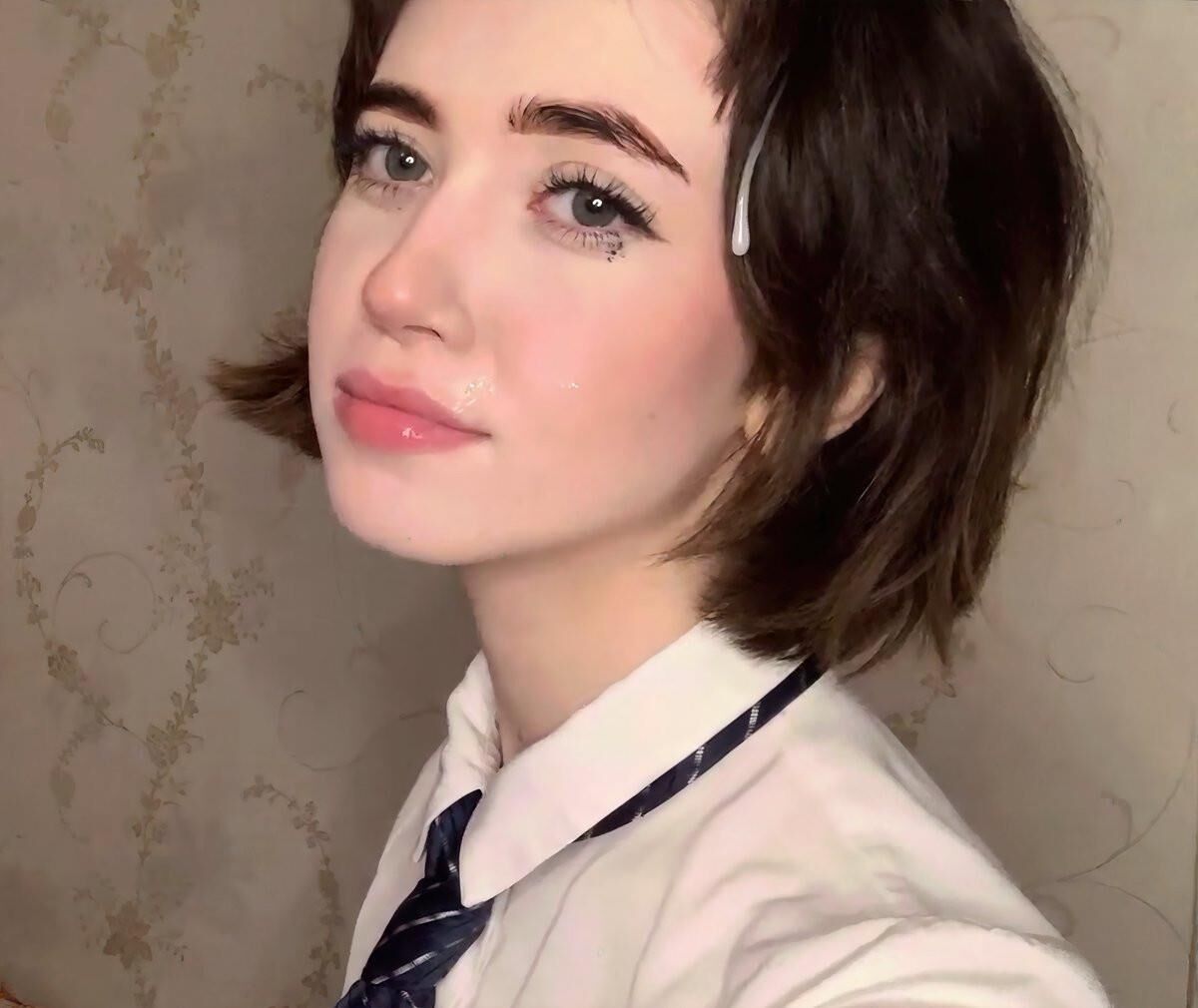 SHORT HAIR AMATEUR BRUNETTES 