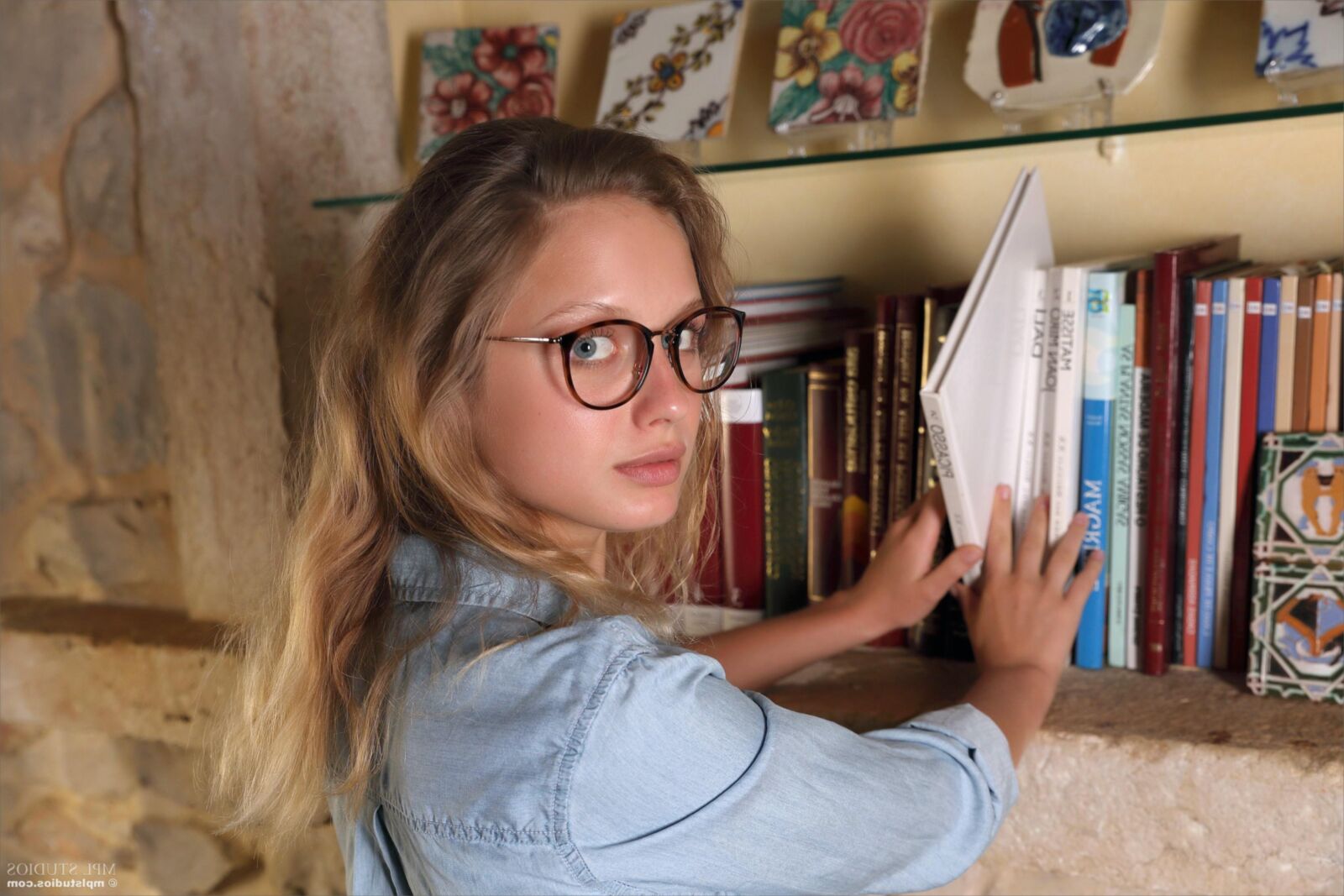Mplstudios Clarice verspricht in einem Buch