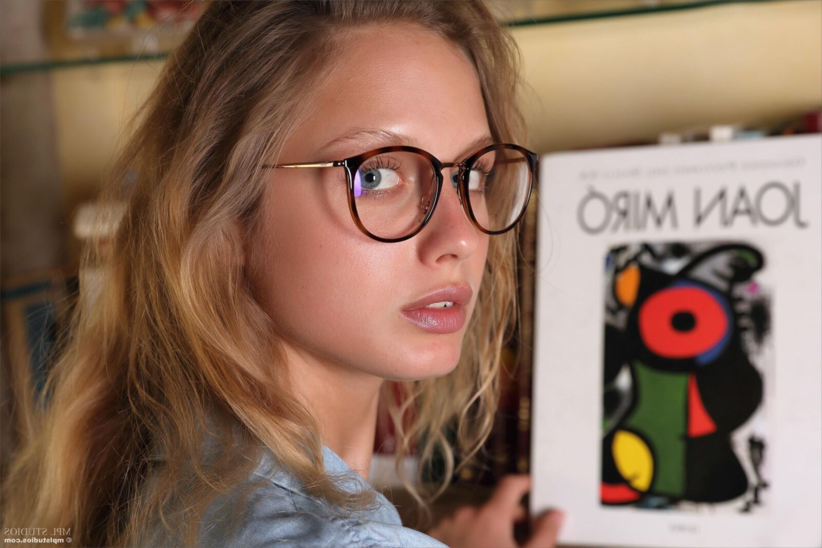 Mplstudios Clarice verspricht in einem Buch