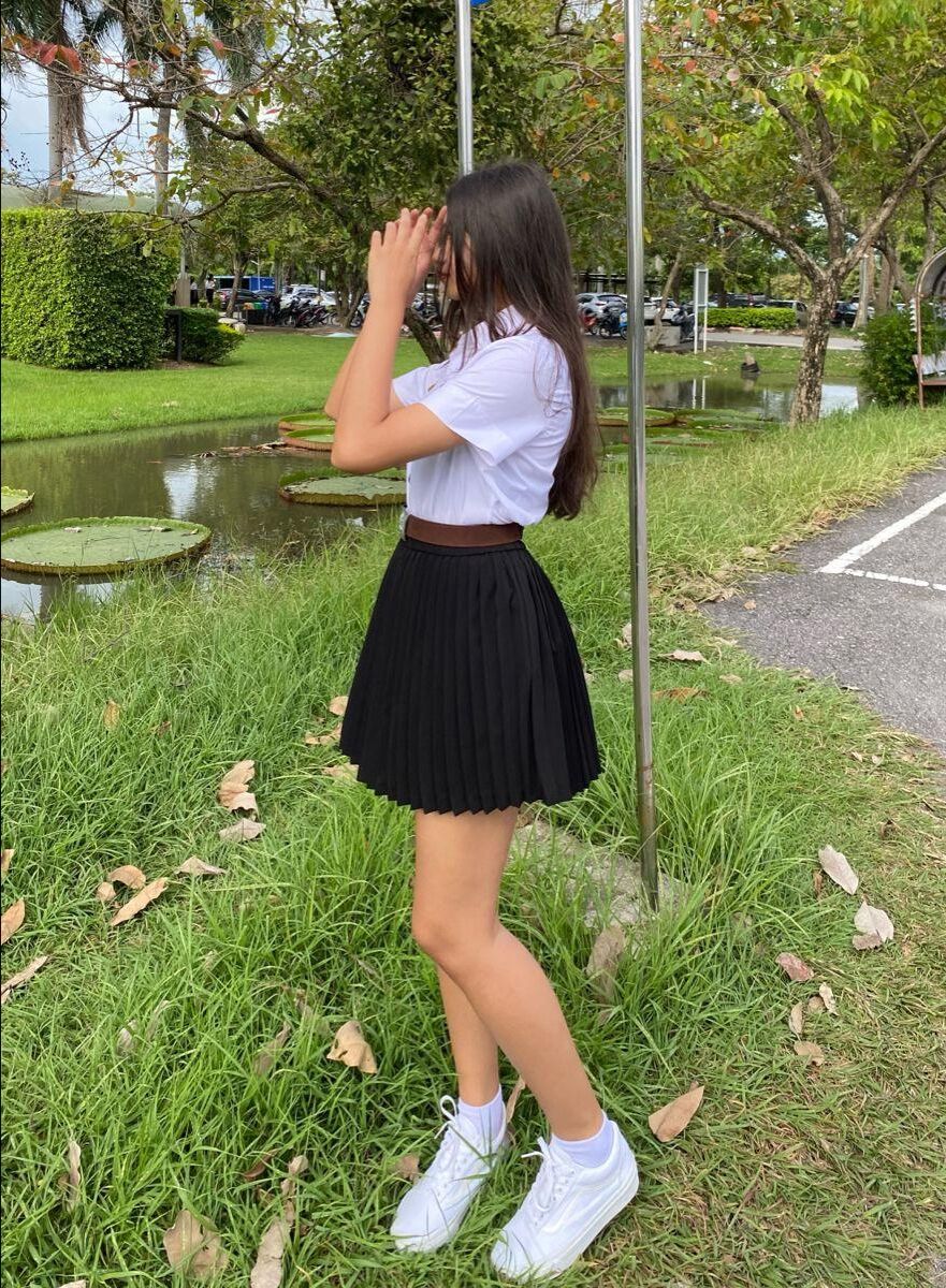 DO ASIAN WOMEN WEAR SOCKS? THE LOOK GREAT IN THEM!