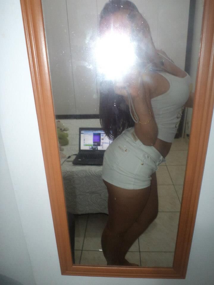 Gostosa peituda, deve dar muito a bunda