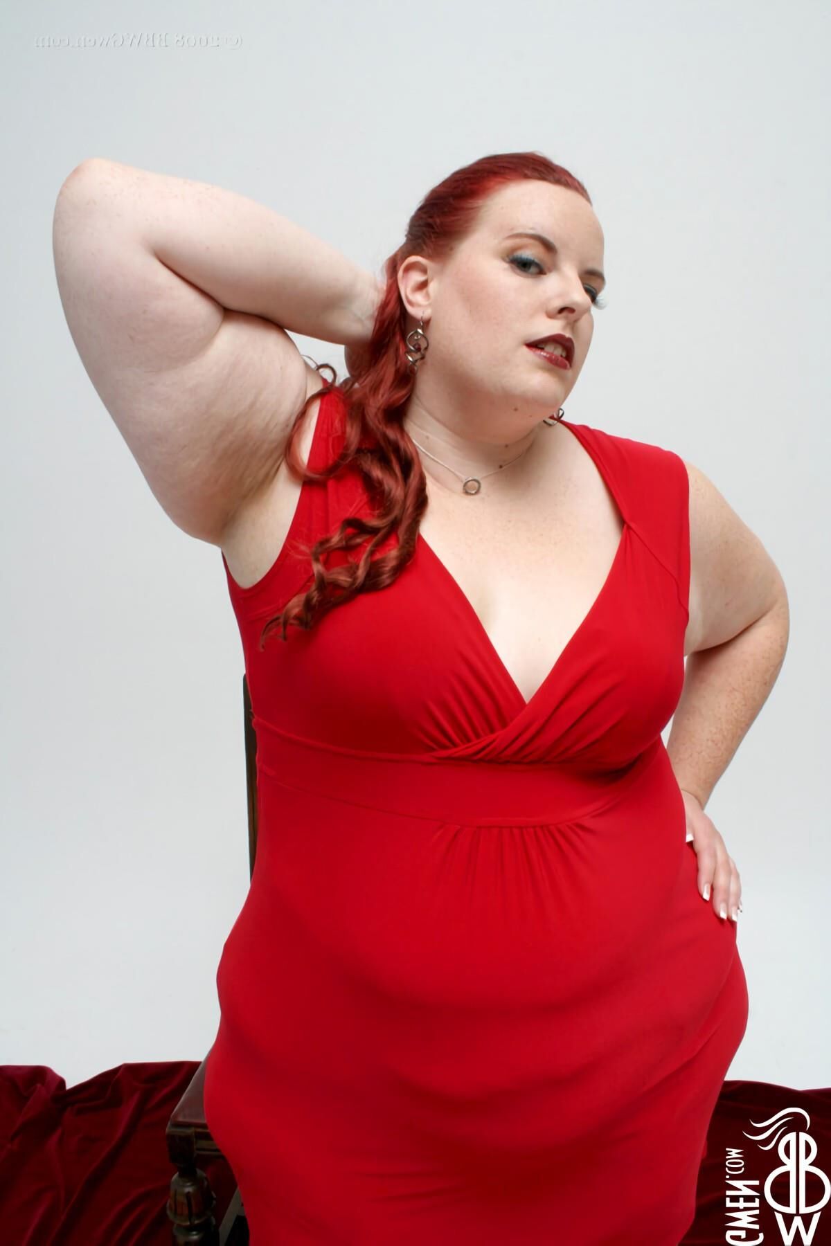 Radieuse Gwen Ssbbw Rousse AVEC des Tout Petits Nichons