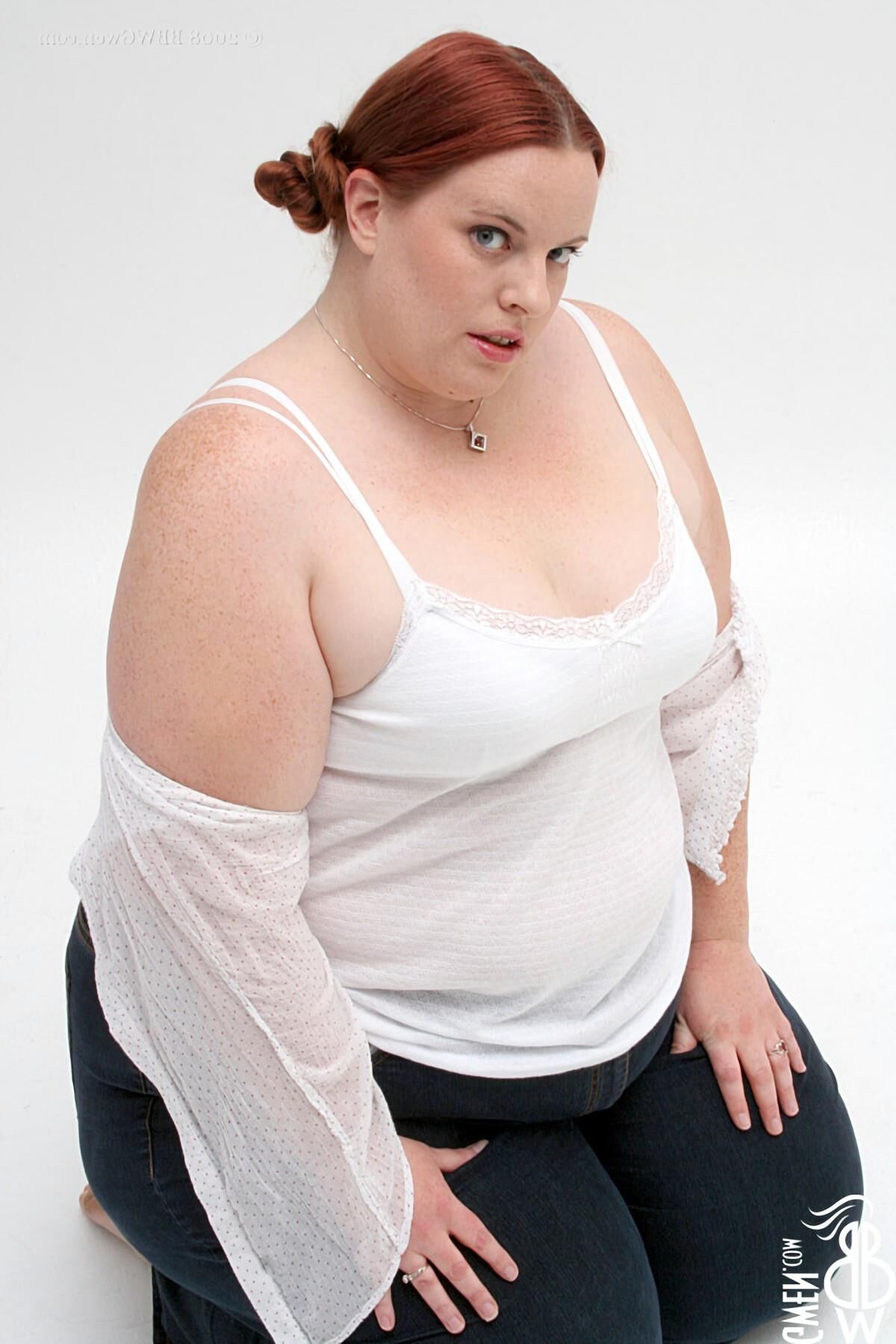 Radieuse Gwen Ssbbw Rousse AVEC des Tout Petits Nichons
