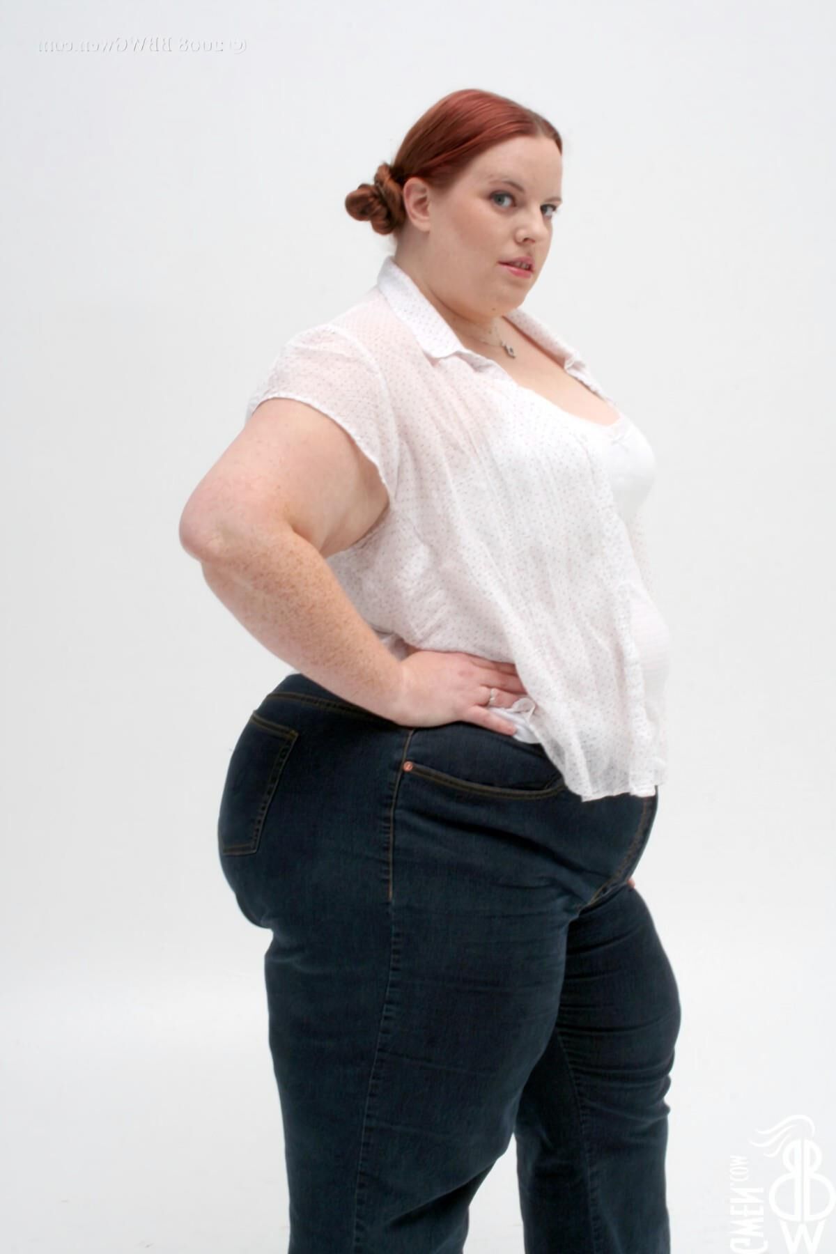 Radieuse Gwen Ssbbw Rousse AVEC des Tout Petits Nichons
