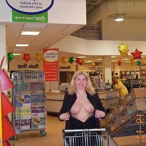 Barby (UK) Goes Shopping 