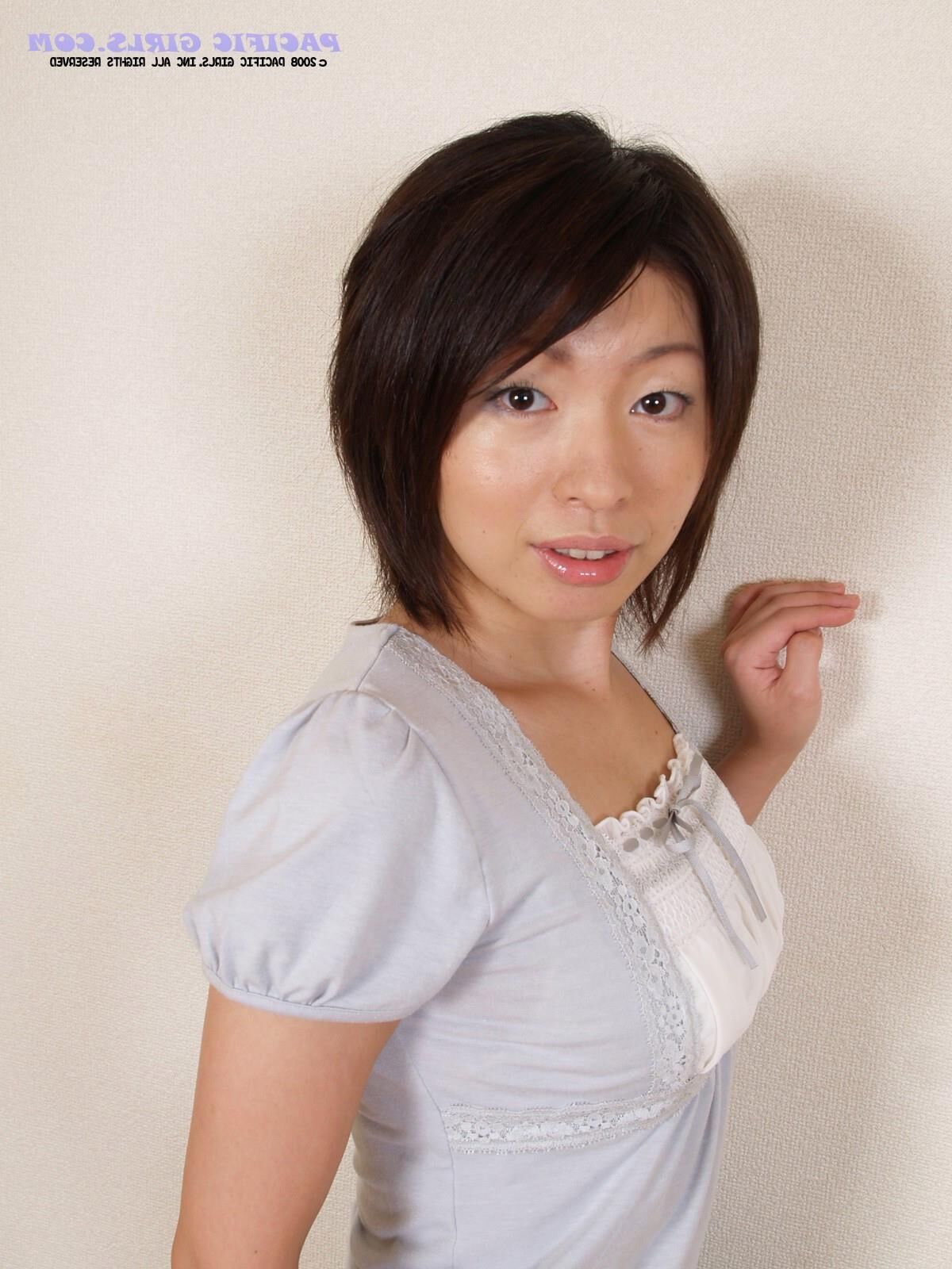 Pacificgirls Akiko bietet nach dem Abendessen eine asiatische Wüste an