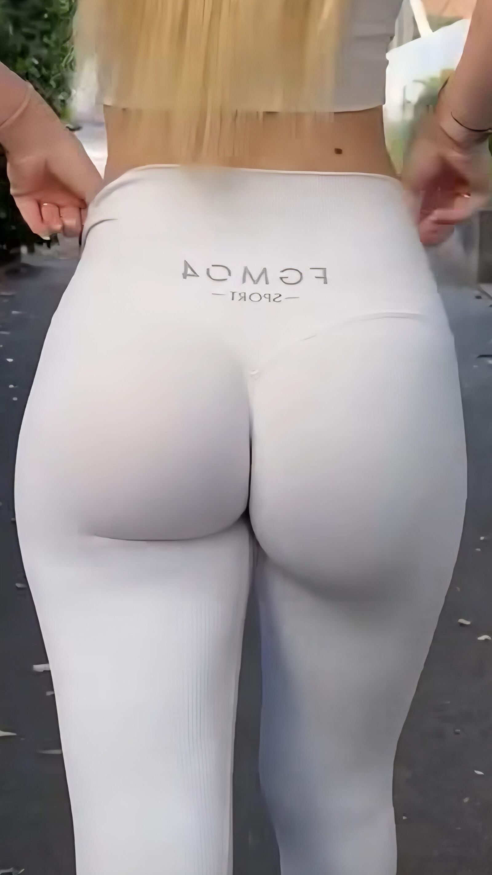 TEEN IN YOGA PANTS 
