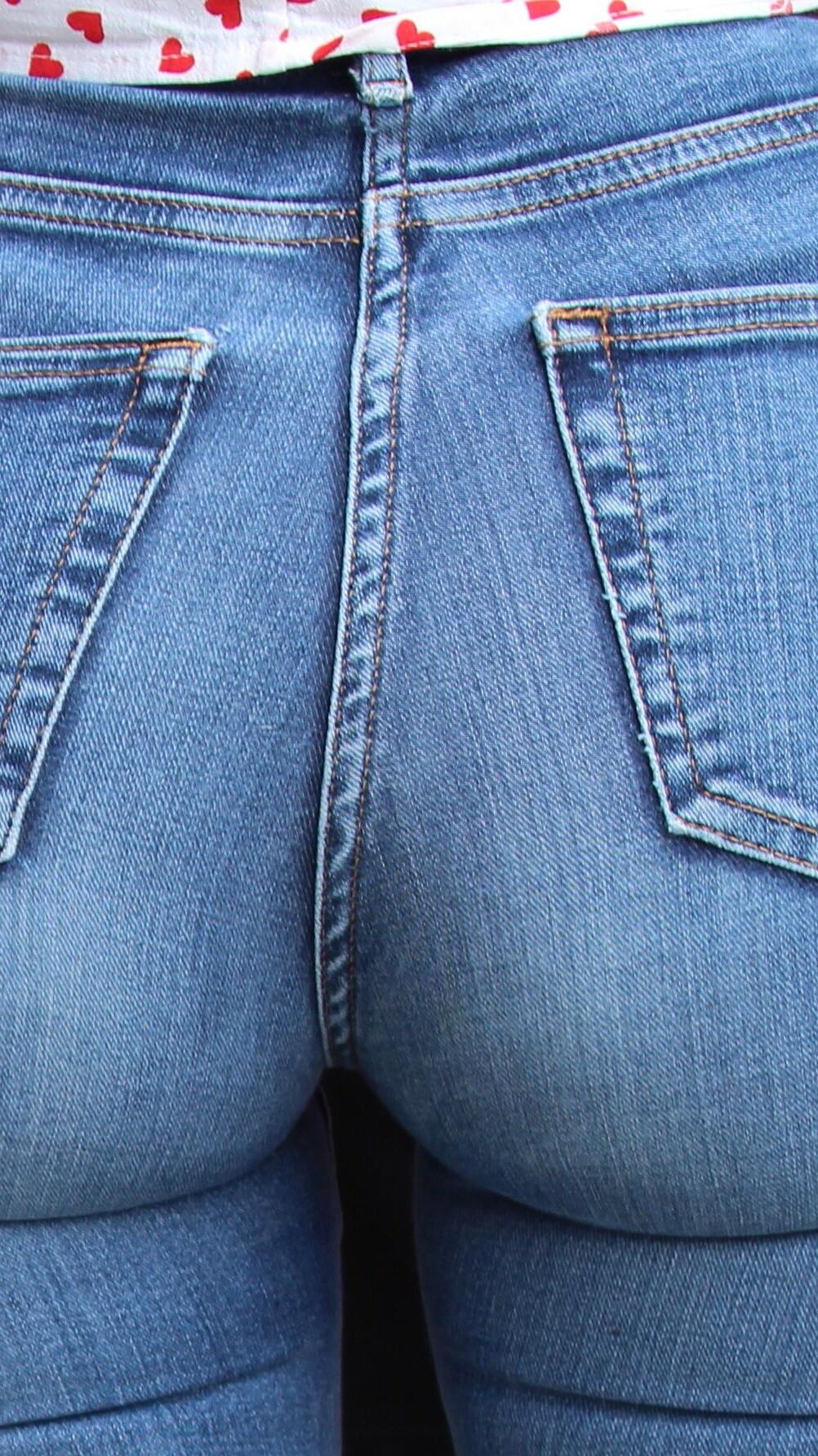 ASSES IN JEANS