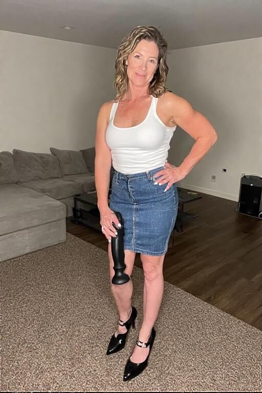 White moms and their dildoes