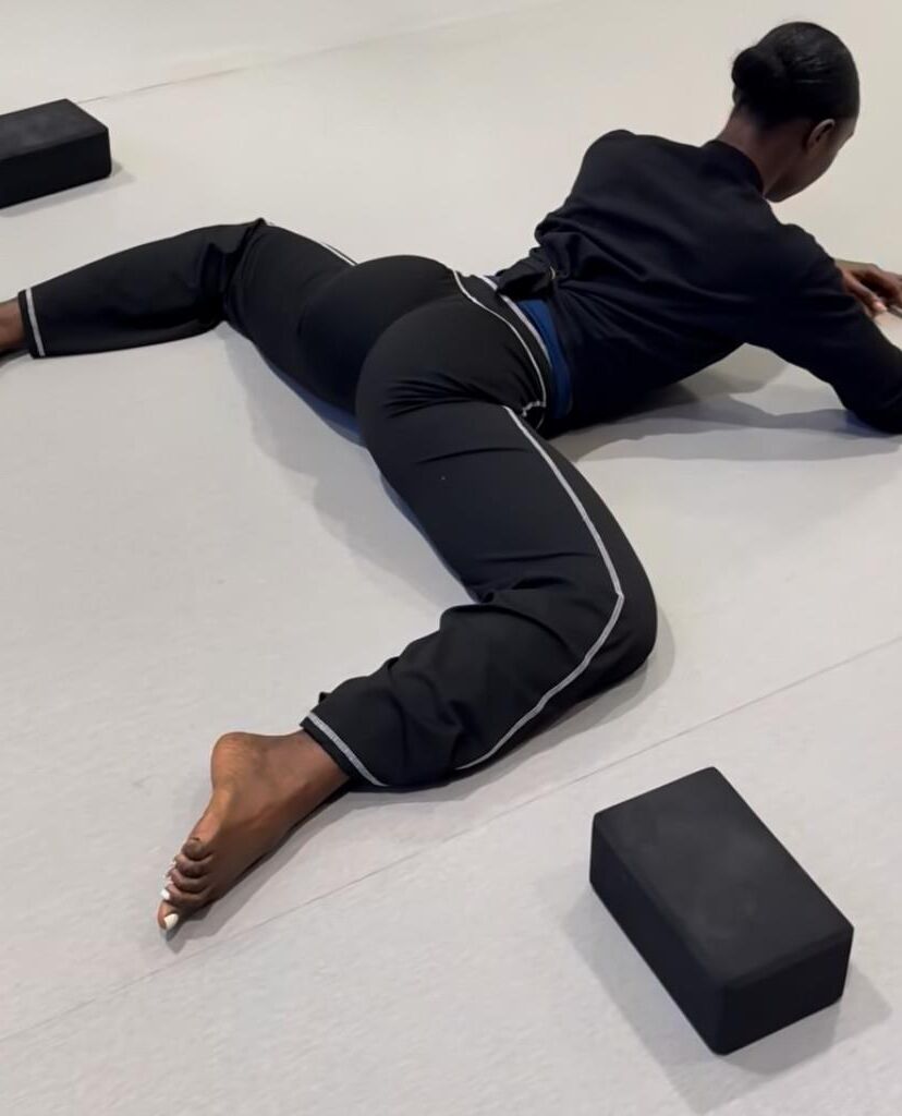 Dedos y plantas de clase de yoga de ébano