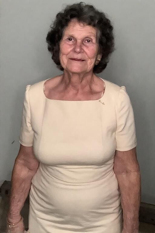 Grannies in Form fitting Dresses (nn)