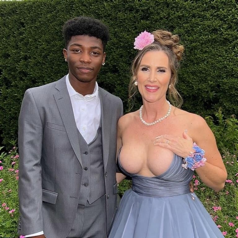 Esposa o tu madre yendo al baile de graduación (ai)