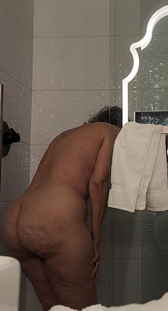 Granny rubenesco con coño negro peludo y caderas anchas grandes culo