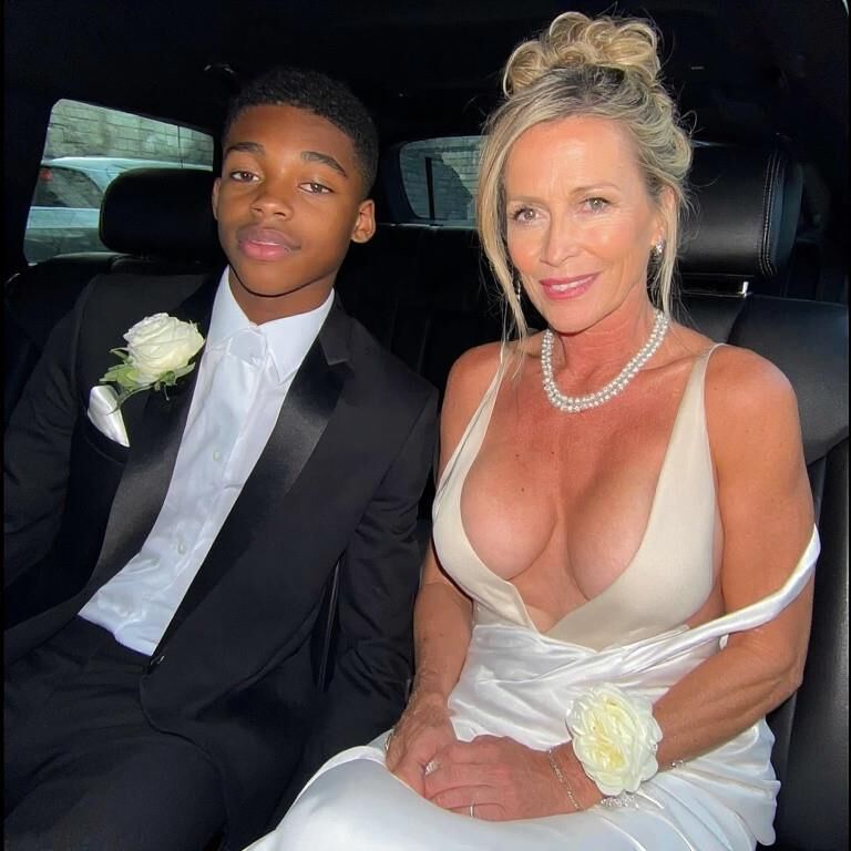Esposa o tu madre yendo al baile de graduación (ai)
