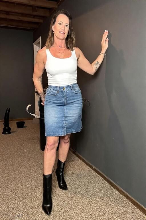 White moms and their dildoes