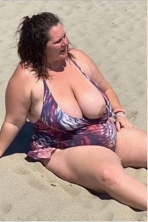 Candid Pics: Plus size Moms on the Beach