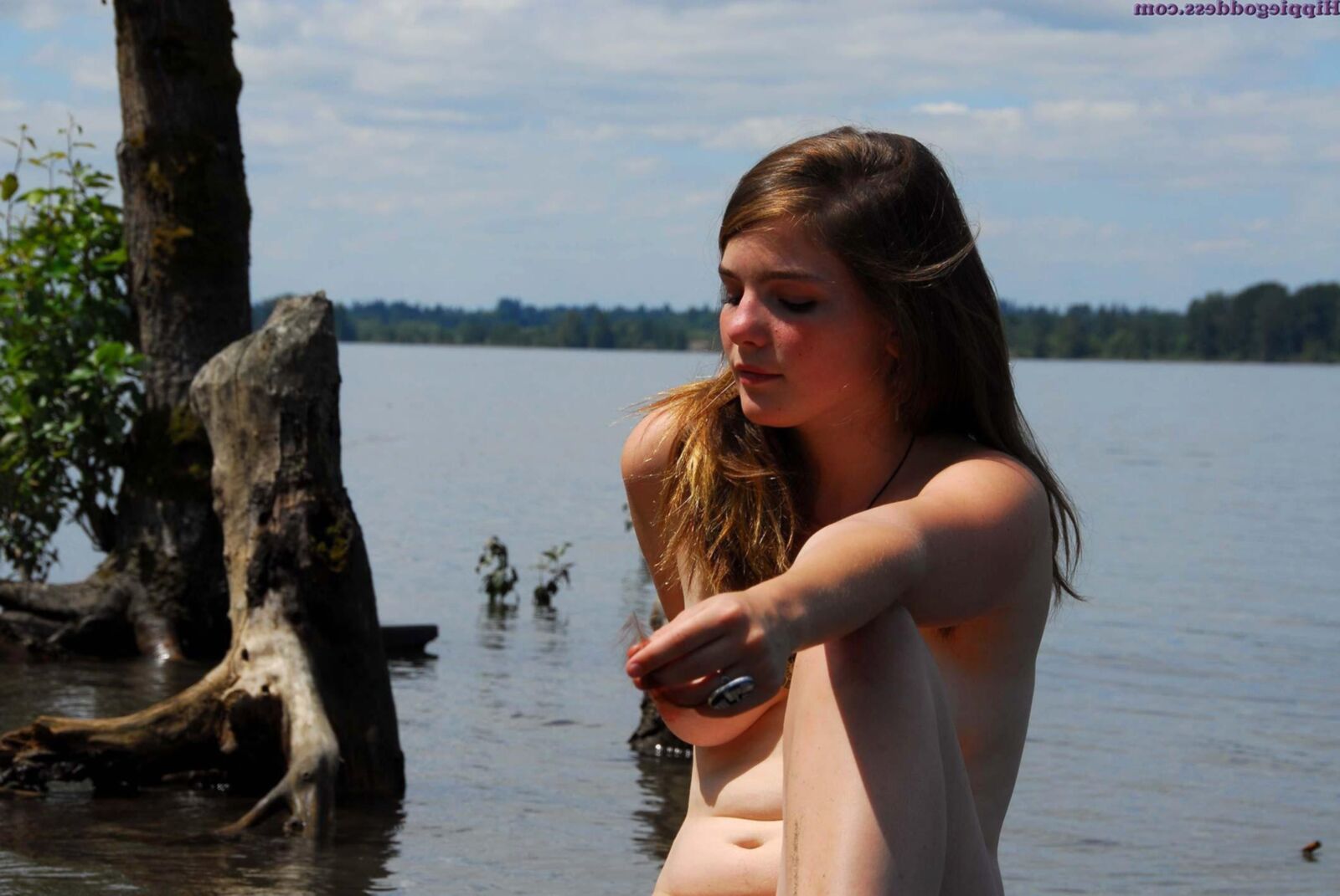 Hippiegoddess Araya sumergiendo un dedo del pie en