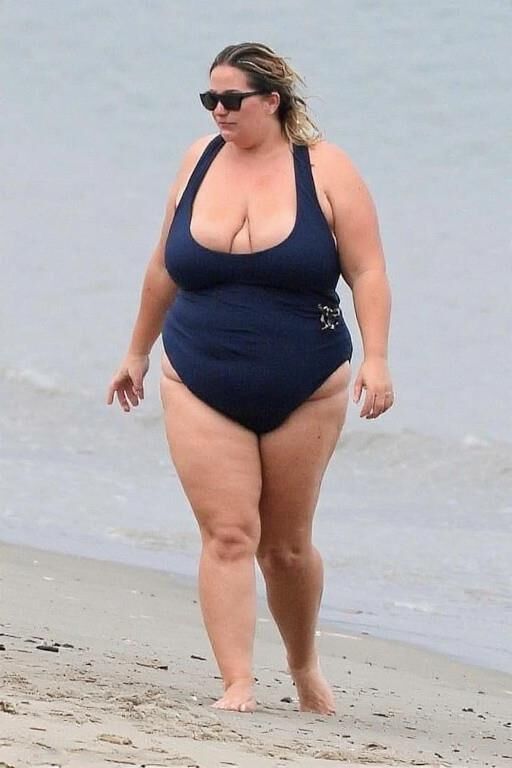 Candid Pics: Plus size Moms on the Beach